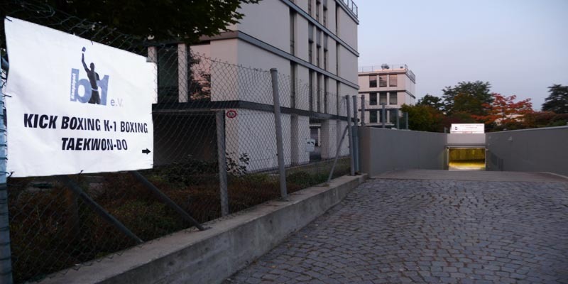 Zufahrt zum Eingang über die Perchtingerstraße
